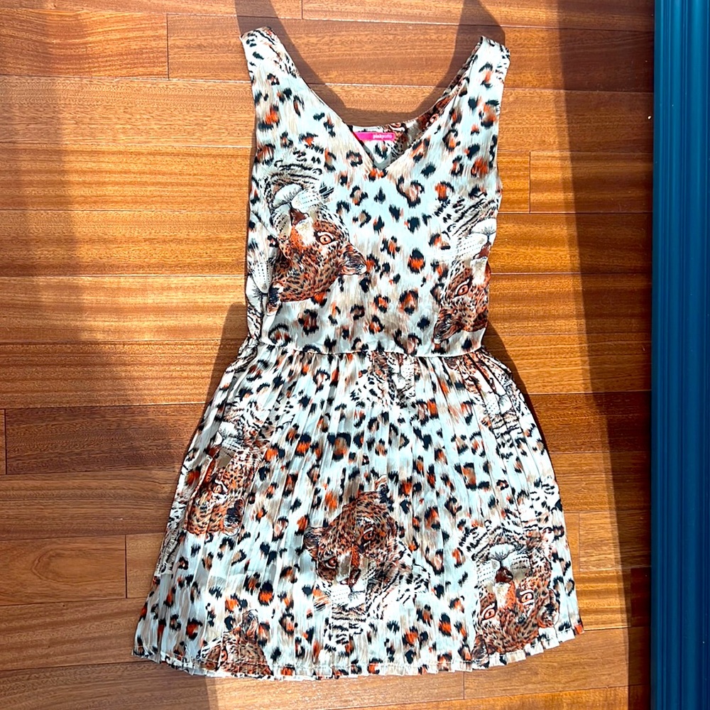 Pretty tigers print on chiffon fabric with pleated details on the bottom